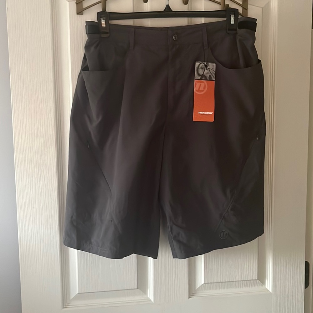 Enjoy the ride in NOVARA Men’s Exposure Double Shorts in Magnet gray size L